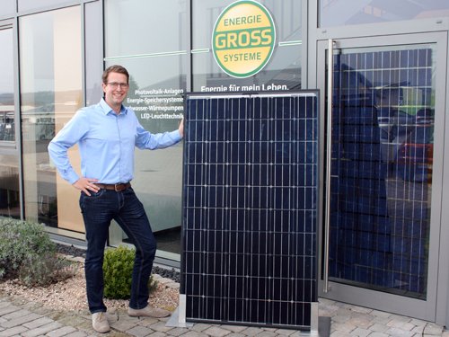 Björn Groß mit Solarmodul