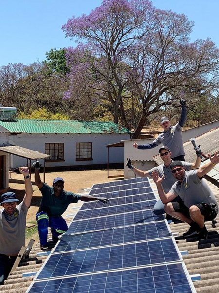 Energiesysteme Groß spendet und baut Solaranlage in Simbabwe Photovoltaik-Anlage auf dem Dach des Kinderdorfs im Simbabwe ist montiert