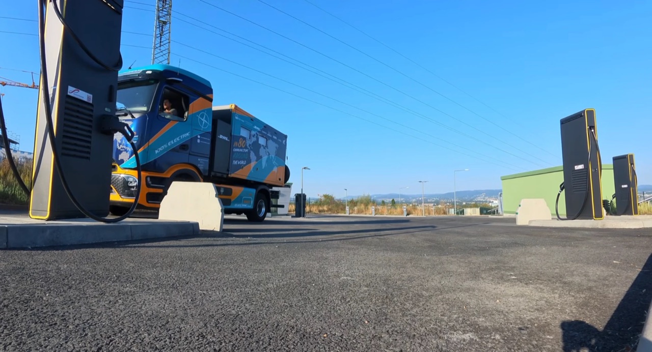 E-Lkw des Elektrotruckers am LKW-Ladepark Sandershäuser Berg in Kassel